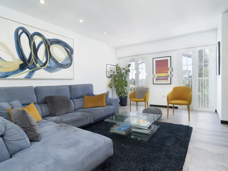 Discover this elegant 4-floor, 2-bedroom townhouse perfectly situated in one of Nueva Andalucía's most sought-after locations. Just steps away from the Puerto Banús Casino and within easy walking distance of all essential services, this property offers th