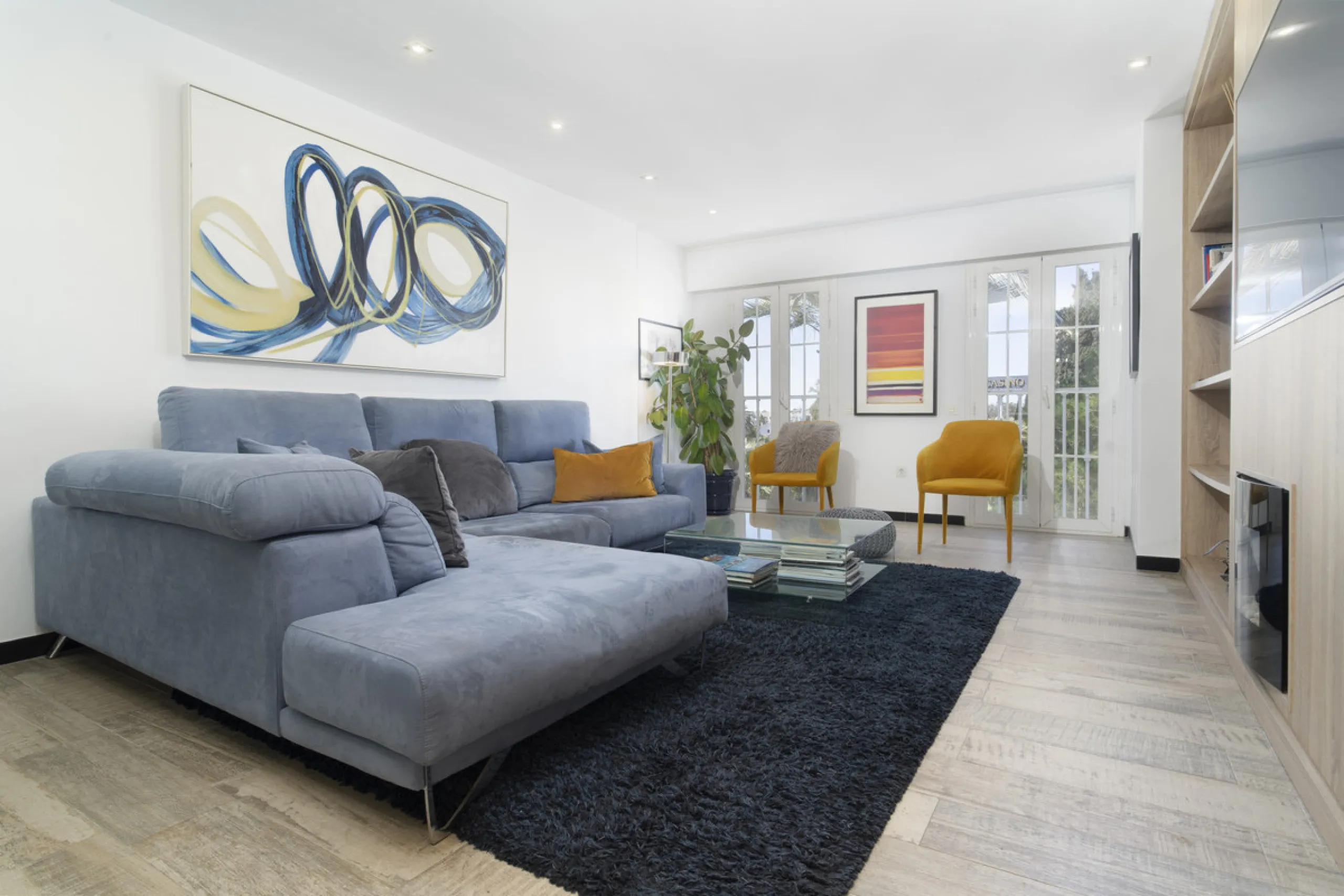 Discover this elegant 4-floor, 2-bedroom townhouse perfectly situated in one of Nueva Andalucía's most sought-after locations. Just steps away from the Puerto Banús Casino and within easy walking distance of all essential services, this property offers th