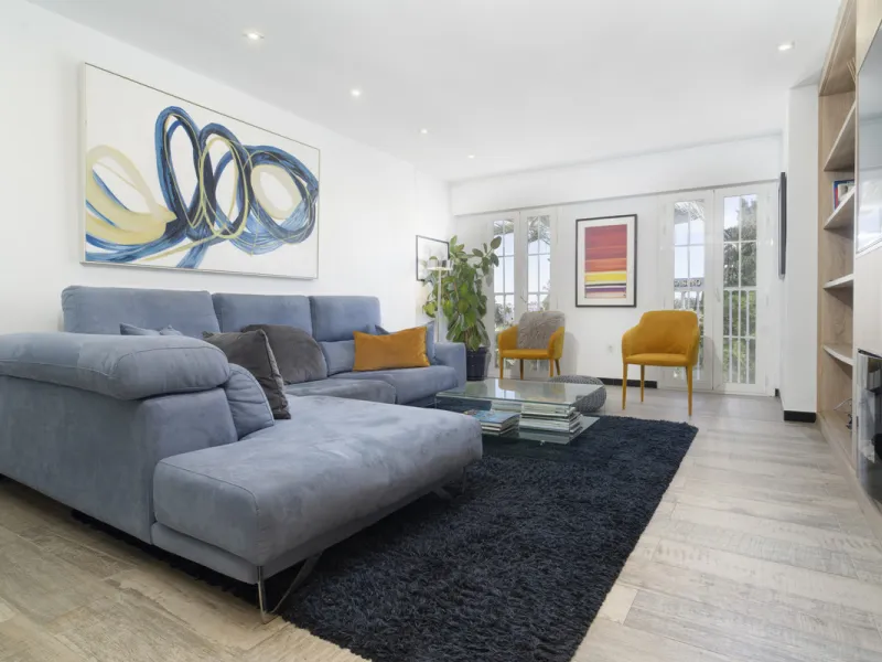 Discover this elegant 4-floor, 2-bedroom townhouse perfectly situated in one of Nueva Andalucía's most sought-after locations. Just steps away from the Puerto Banús Casino and within easy walking distance of all essential services, this property offers th