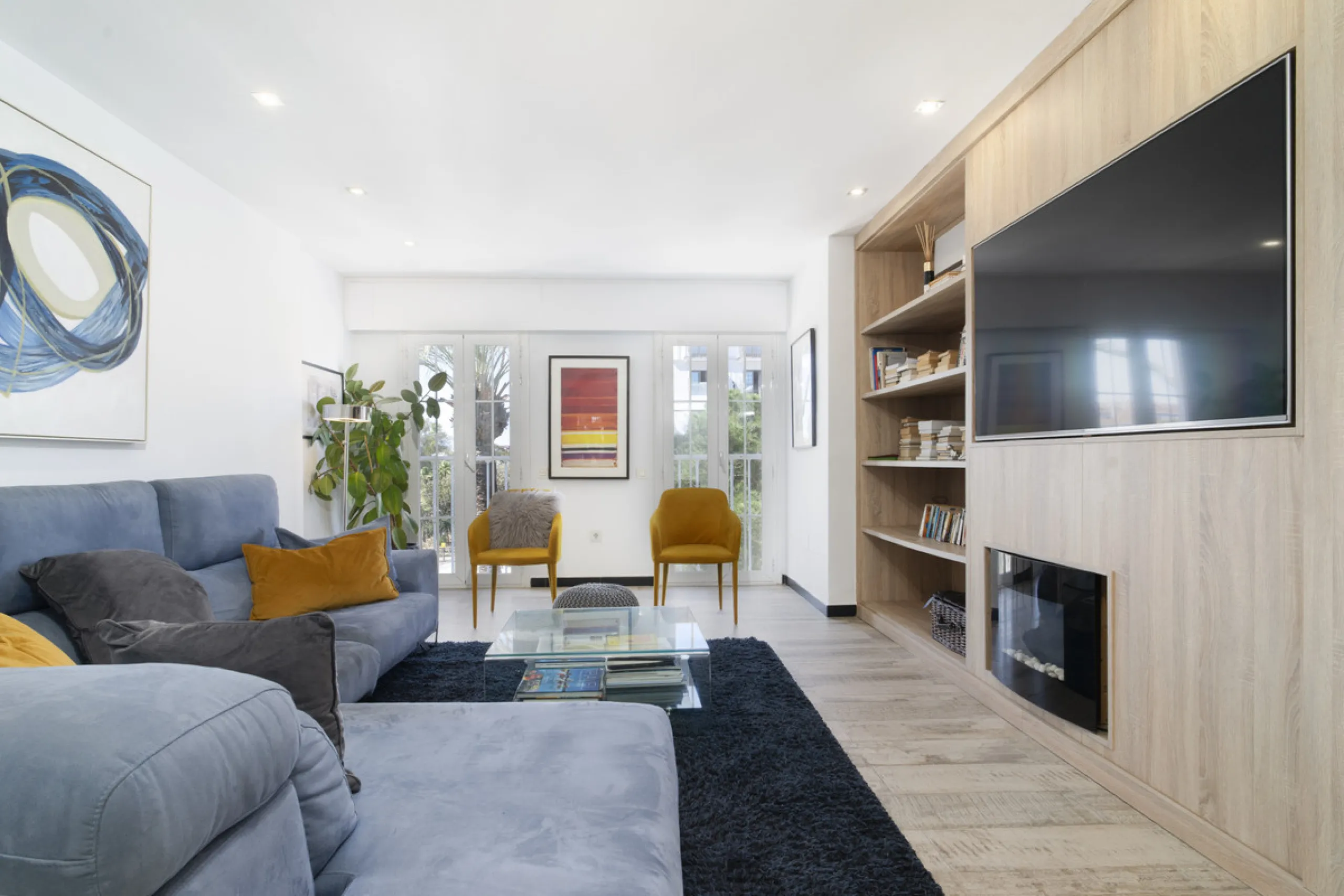 Discover this elegant 4-floor, 2-bedroom townhouse perfectly situated in one of Nueva Andalucía's most sought-after locations. Just steps away from the Puerto Banús Casino and within easy walking distance of all essential services, this property offers th