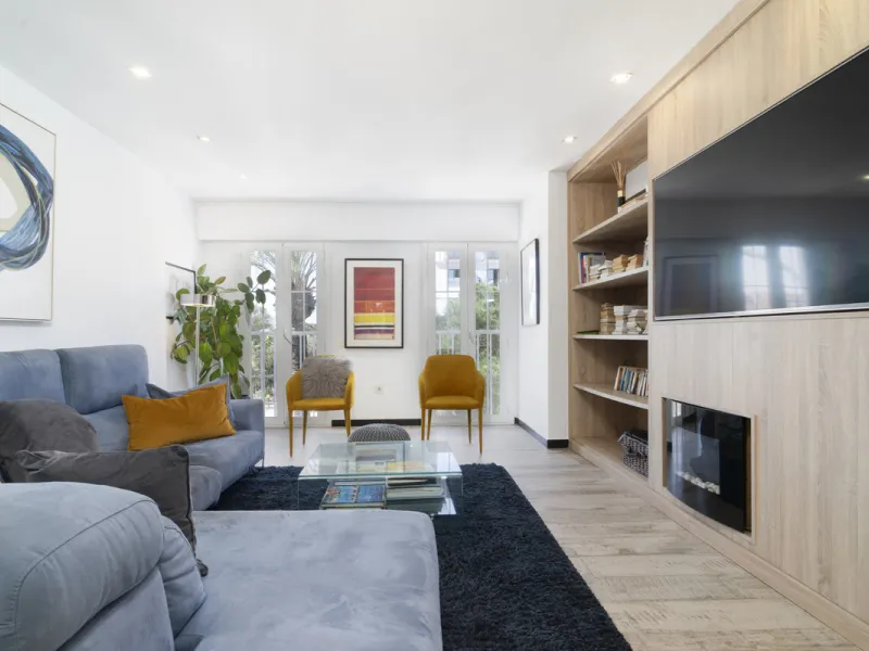 Discover this elegant 4-floor, 2-bedroom townhouse perfectly situated in one of Nueva Andalucía's most sought-after locations. Just steps away from the Puerto Banús Casino and within easy walking distance of all essential services, this property offers th