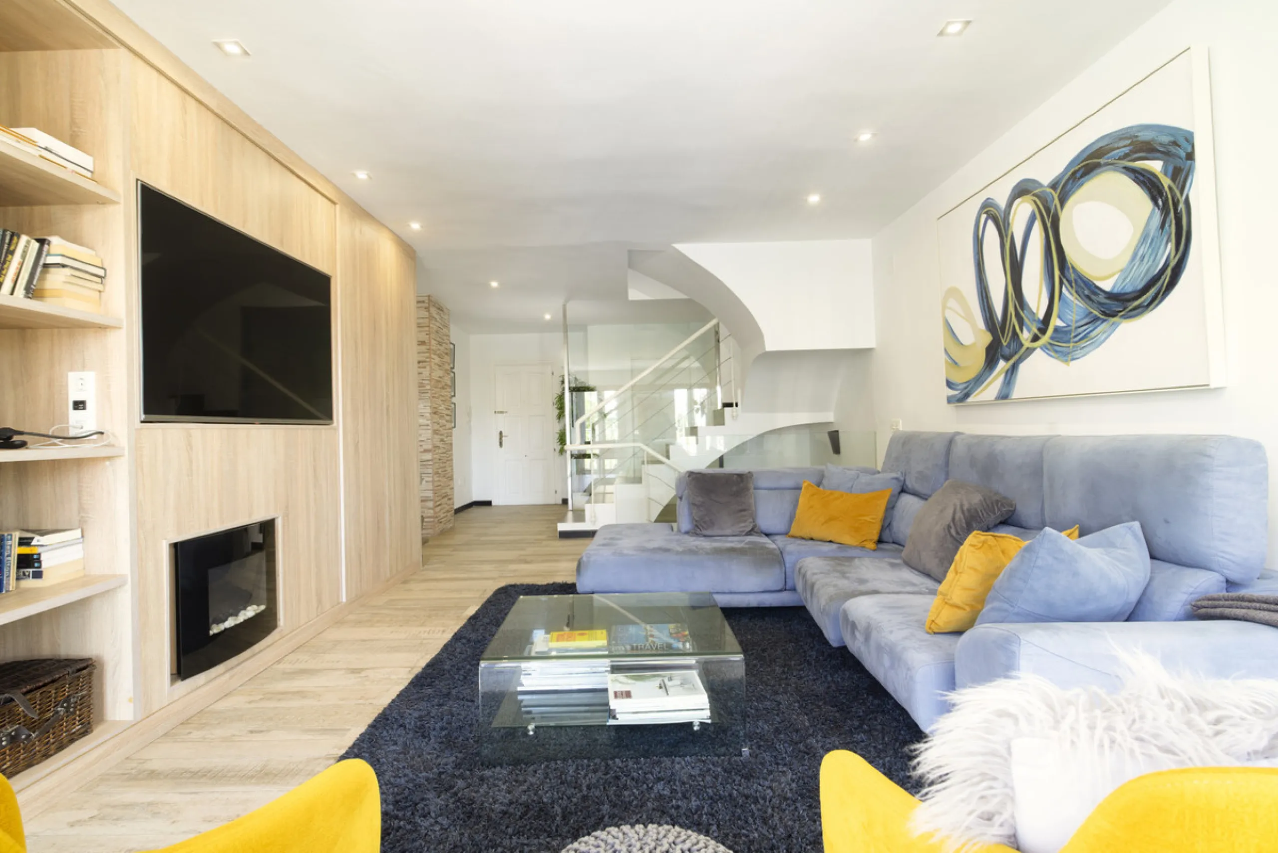 Discover this elegant 4-floor, 2-bedroom townhouse perfectly situated in one of Nueva Andalucía's most sought-after locations. Just steps away from the Puerto Banús Casino and within easy walking distance of all essential services, this property offers th
