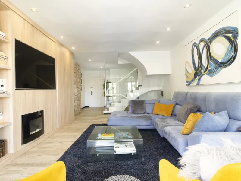 Discover this elegant 4-floor, 2-bedroom townhouse perfectly situated in one of Nueva Andalucía's most sought-after locations. Just steps away from the Puerto Banús Casino and within easy walking distance of all essential services, this property offers th