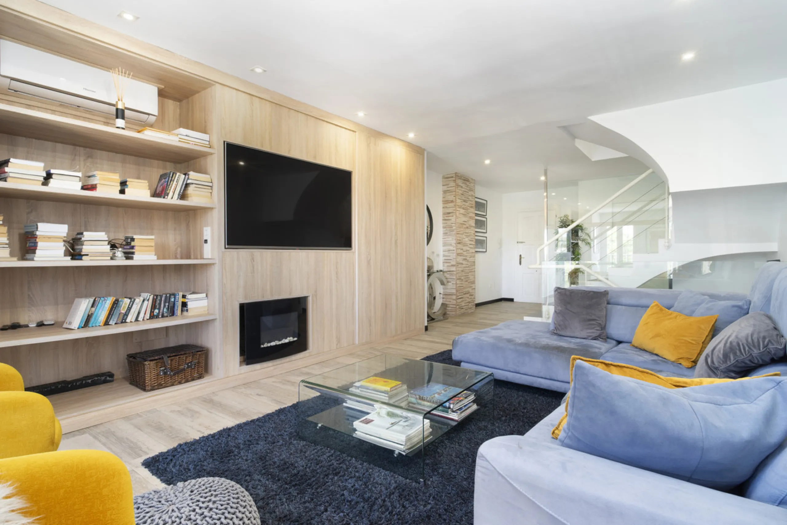Discover this elegant 4-floor, 2-bedroom townhouse perfectly situated in one of Nueva Andalucía's most sought-after locations. Just steps away from the Puerto Banús Casino and within easy walking distance of all essential services, this property offers th