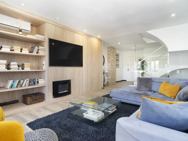 Discover this elegant 4-floor, 2-bedroom townhouse perfectly situated in one of Nueva Andalucía's most sought-after locations. Just steps away from the Puerto Banús Casino and within easy walking distance of all essential services, this property offers th