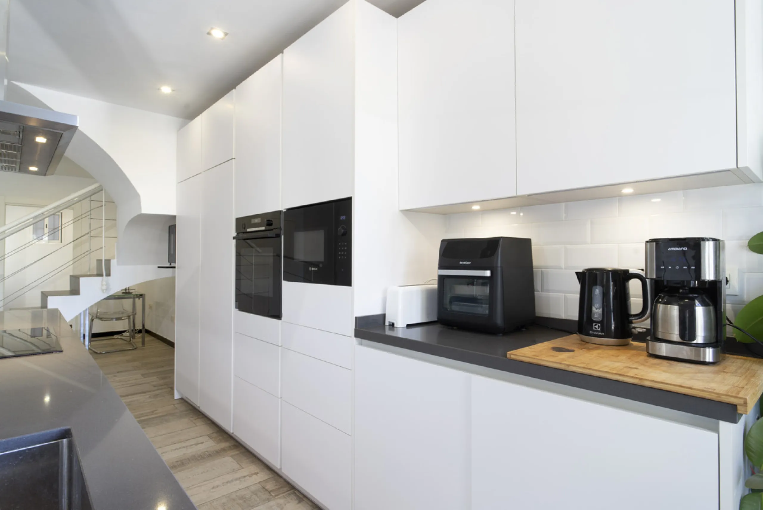 Discover this elegant 4-floor, 2-bedroom townhouse perfectly situated in one of Nueva Andalucía's most sought-after locations. Just steps away from the Puerto Banús Casino and within easy walking distance of all essential services, this property offers th