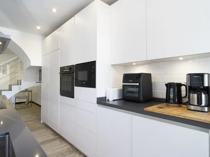 Discover this elegant 4-floor, 2-bedroom townhouse perfectly situated in one of Nueva Andalucía's most sought-after locations. Just steps away from the Puerto Banús Casino and within easy walking distance of all essential services, this property offers th