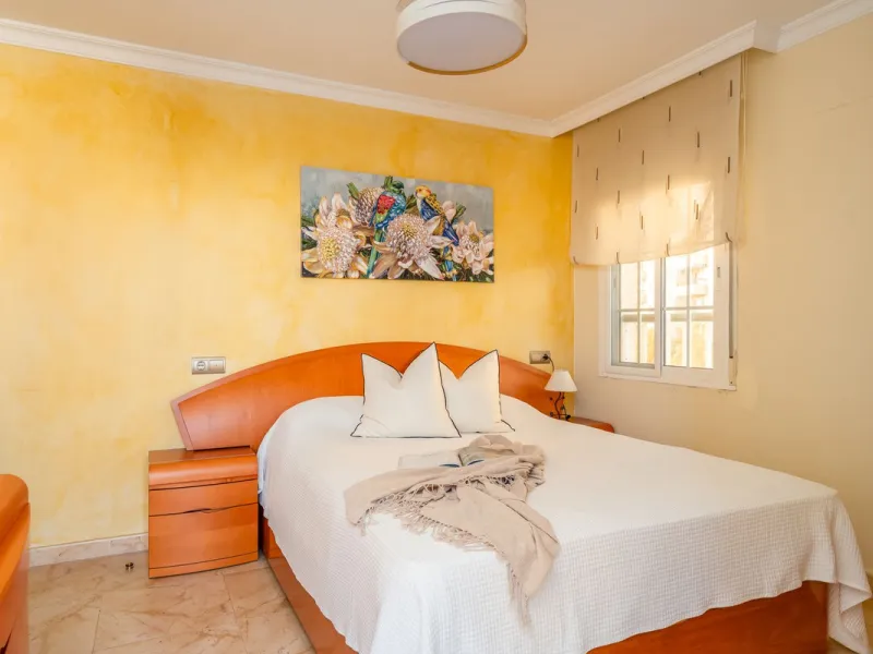 Centrally located apartment in Fuengirola with terrace and tourist license – an ideal investment.