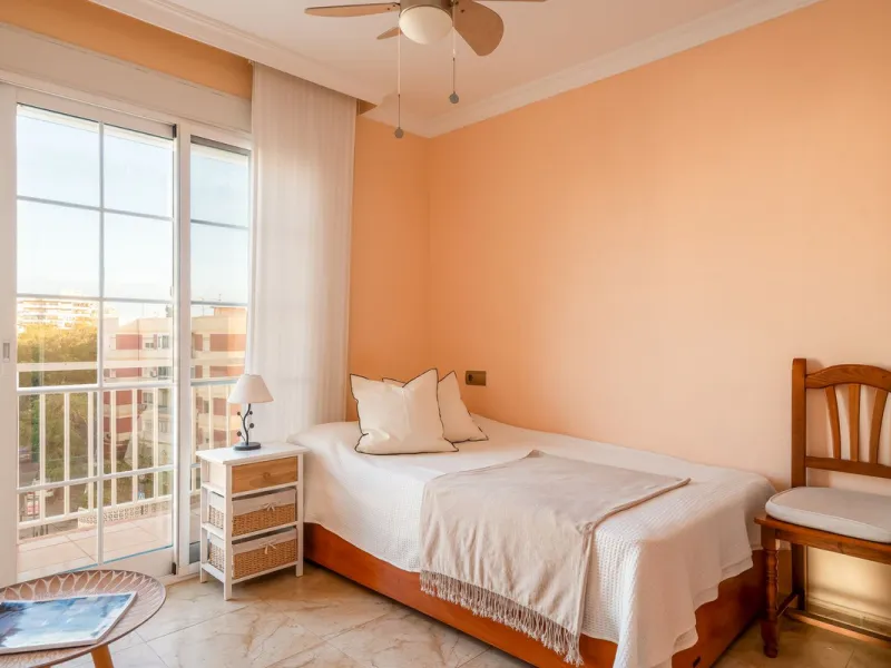 Centrally located apartment in Fuengirola with terrace and tourist license – an ideal investment.