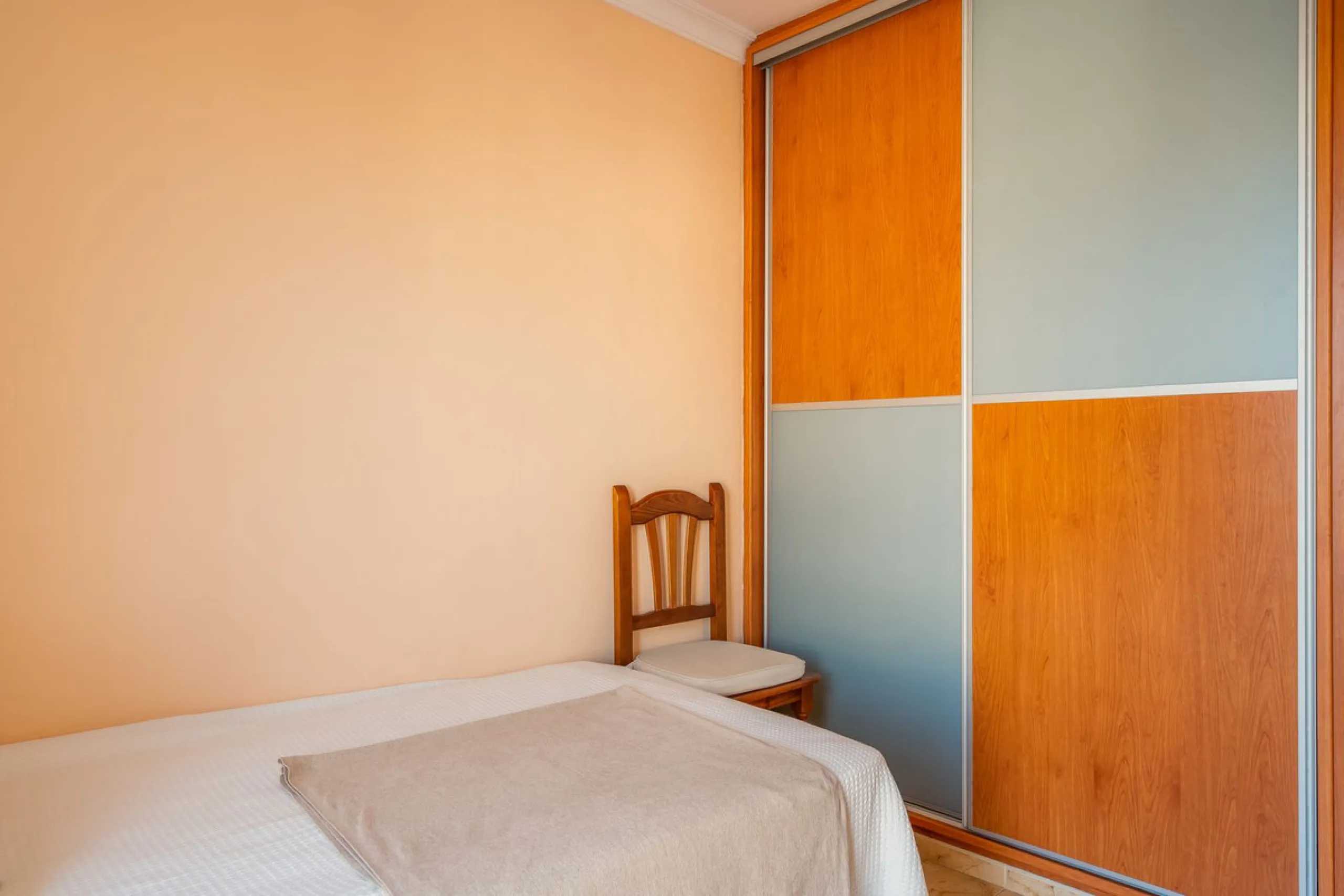 Centrally located apartment in Fuengirola with terrace and tourist license – an ideal investment.