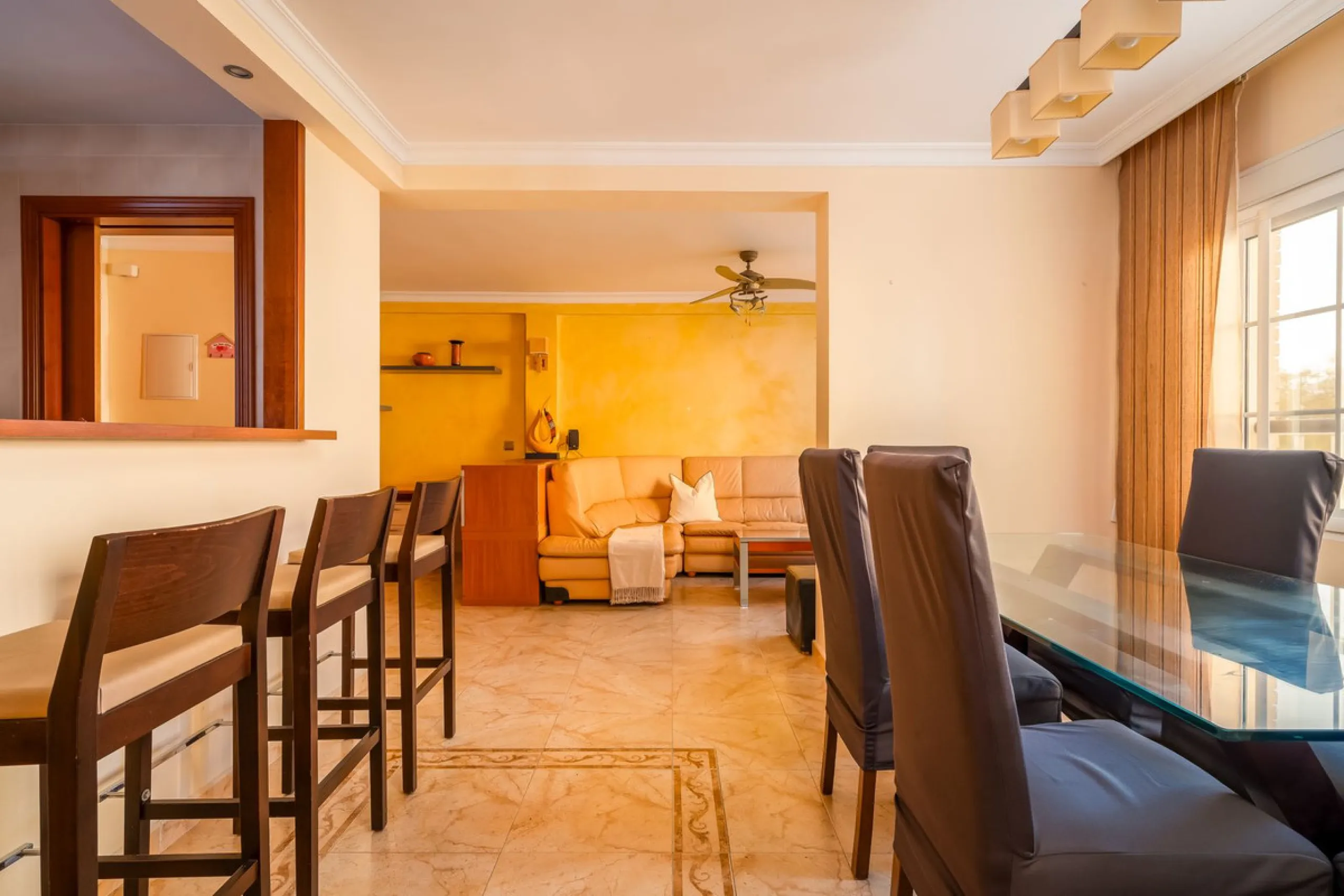 Centrally located apartment in Fuengirola with terrace and tourist license – an ideal investment.
