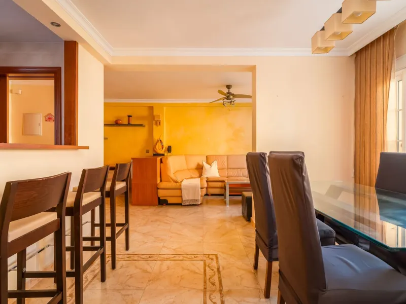 Centrally located apartment in Fuengirola with terrace and tourist license – an ideal investment.