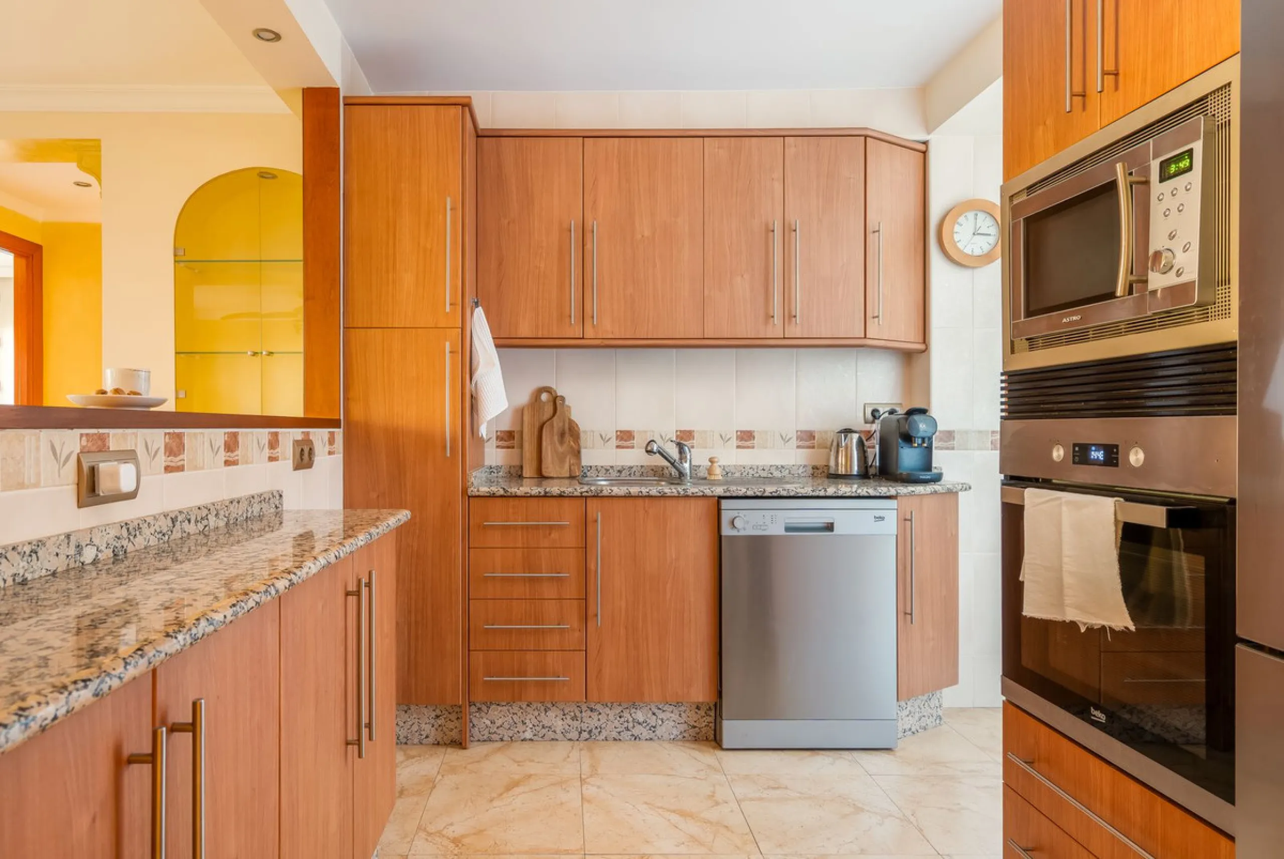 Centrally located apartment in Fuengirola with terrace and tourist license – an ideal investment.