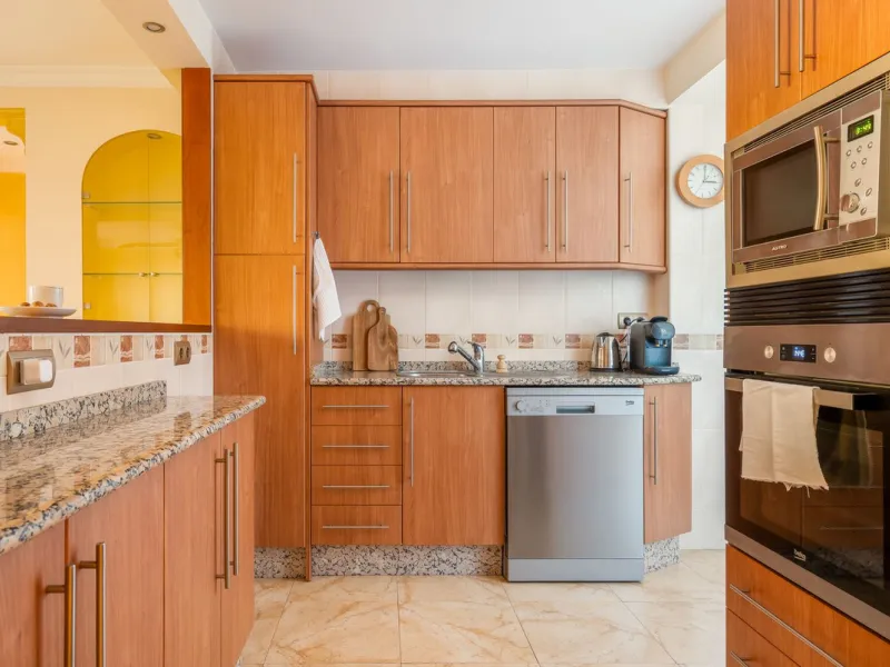 Centrally located apartment in Fuengirola with terrace and tourist license – an ideal investment.
