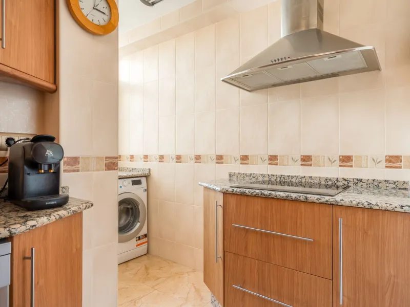 Centrally located apartment in Fuengirola with terrace and tourist license – an ideal investment.