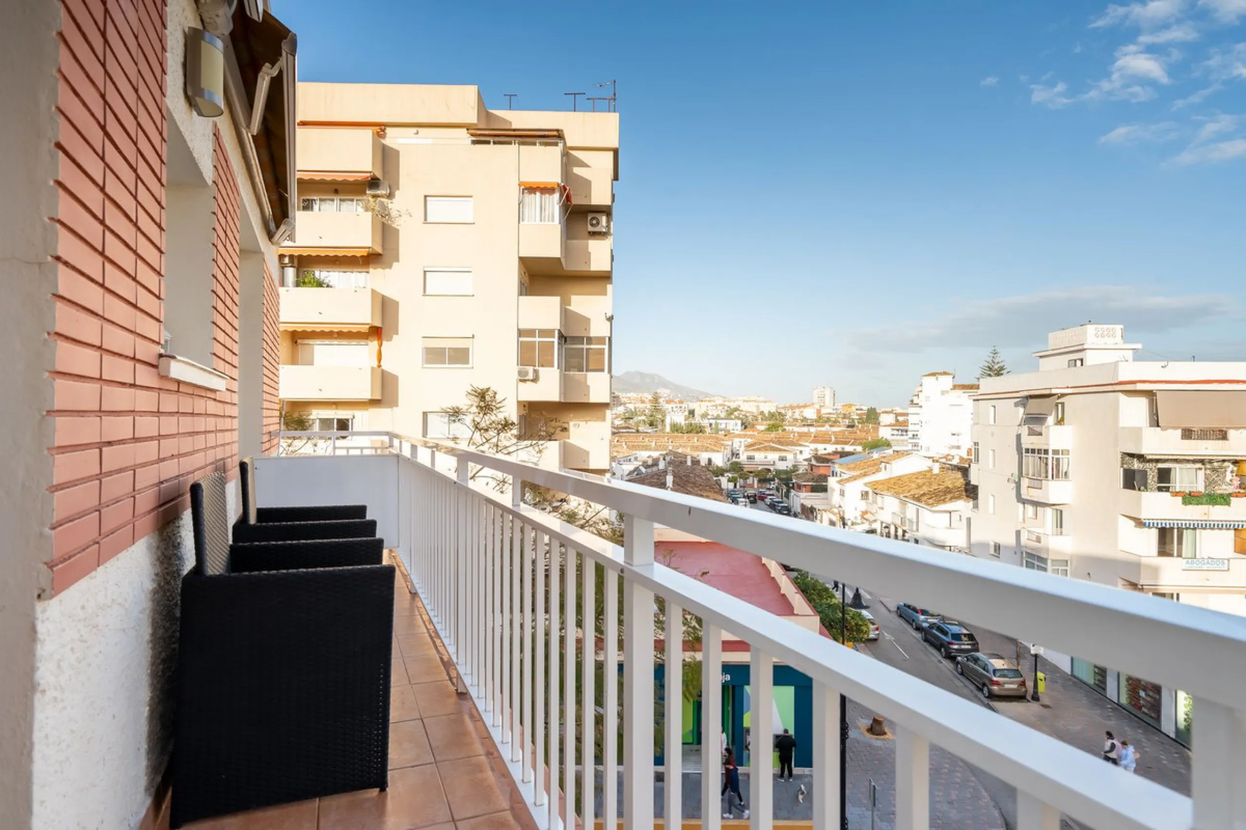 Centrally located apartment in Fuengirola with terrace and tourist license – an ideal investment.