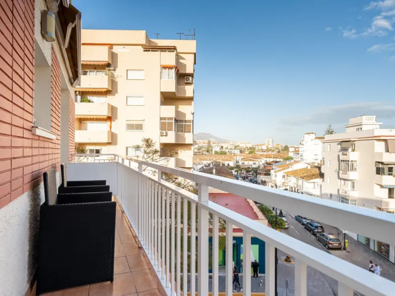 Centrally located apartment in Fuengirola with terrace and tourist license – an ideal investment.