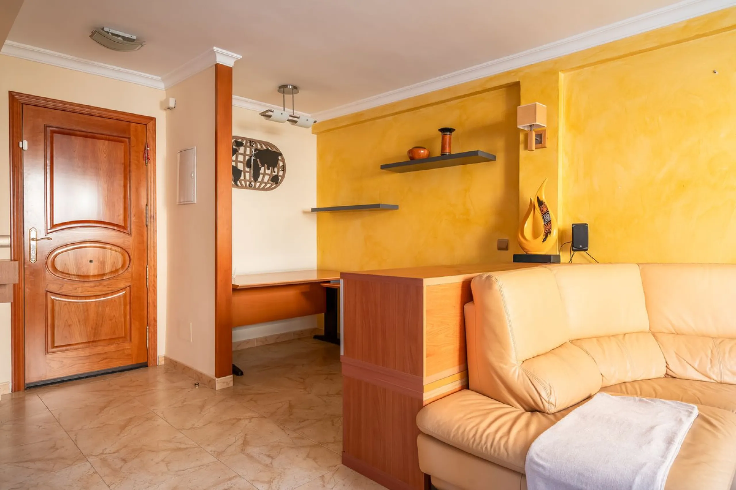Centrally located apartment in Fuengirola with terrace and tourist license – an ideal investment.