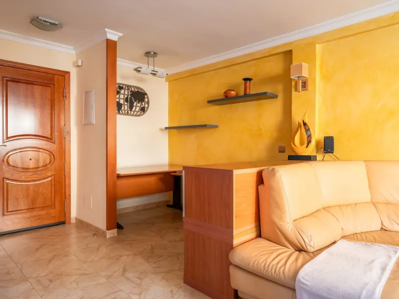 Centrally located apartment in Fuengirola with terrace and tourist license – an ideal investment.