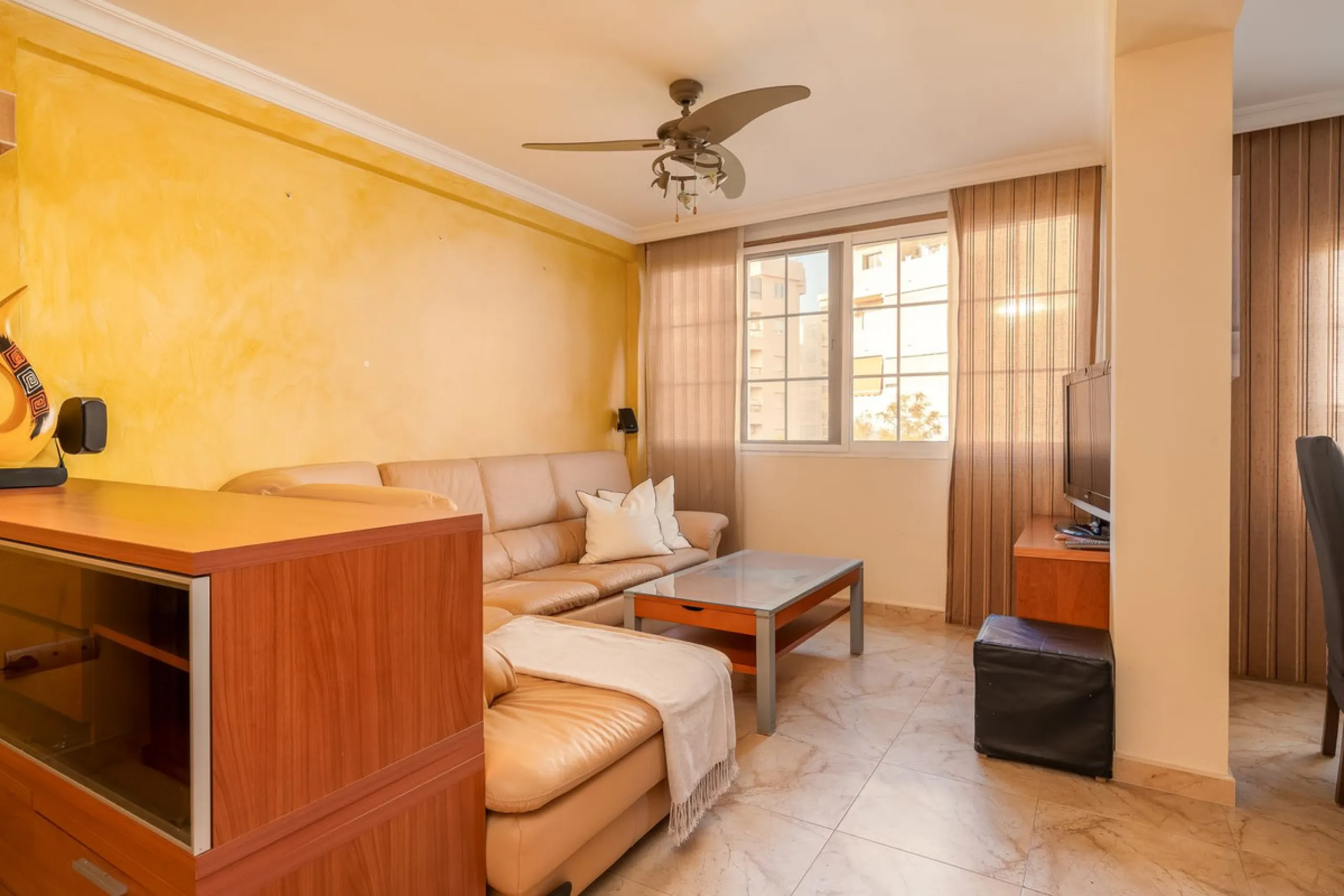 Centrally located apartment in Fuengirola with terrace and tourist license – an ideal investment.
