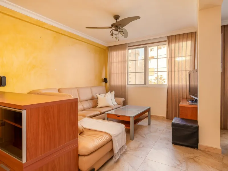 Centrally located apartment in Fuengirola with terrace and tourist license – an ideal investment.
