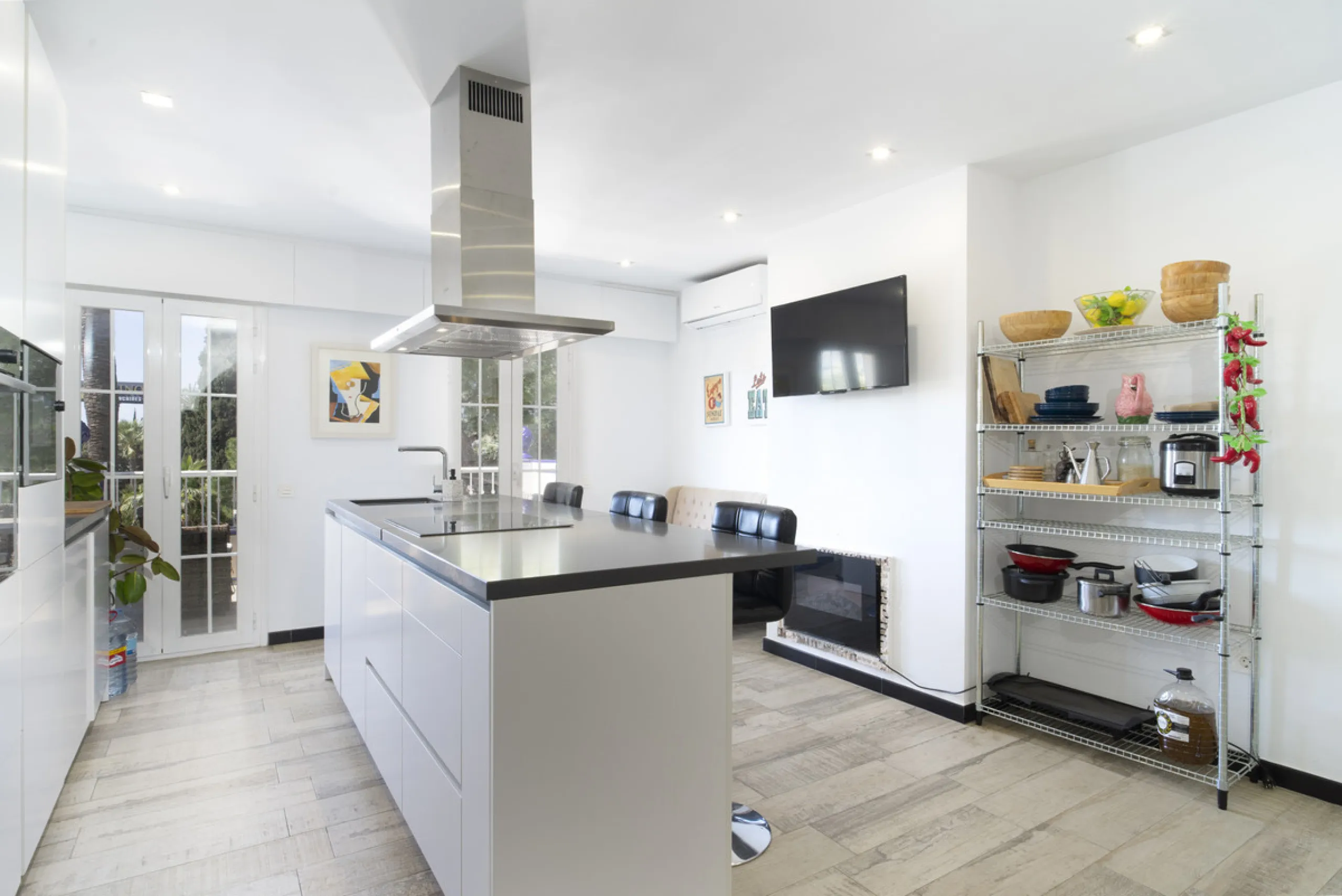 Discover this elegant 4-floor, 2-bedroom townhouse perfectly situated in one of Nueva Andalucía's most sought-after locations. Just steps away from the Puerto Banús Casino and within easy walking distance of all essential services, this property offers th