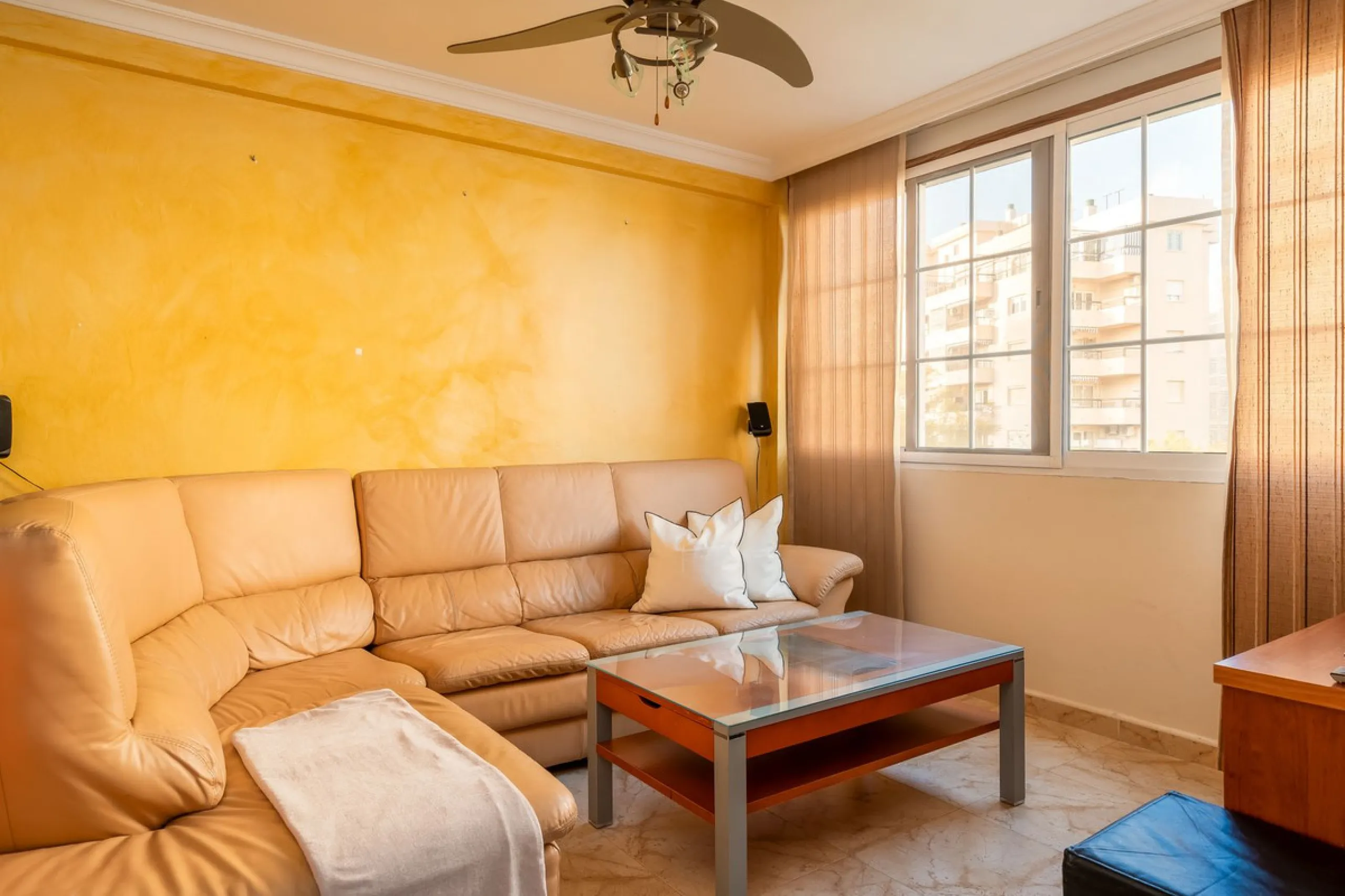 Centrally located apartment in Fuengirola with terrace and tourist license – an ideal investment.