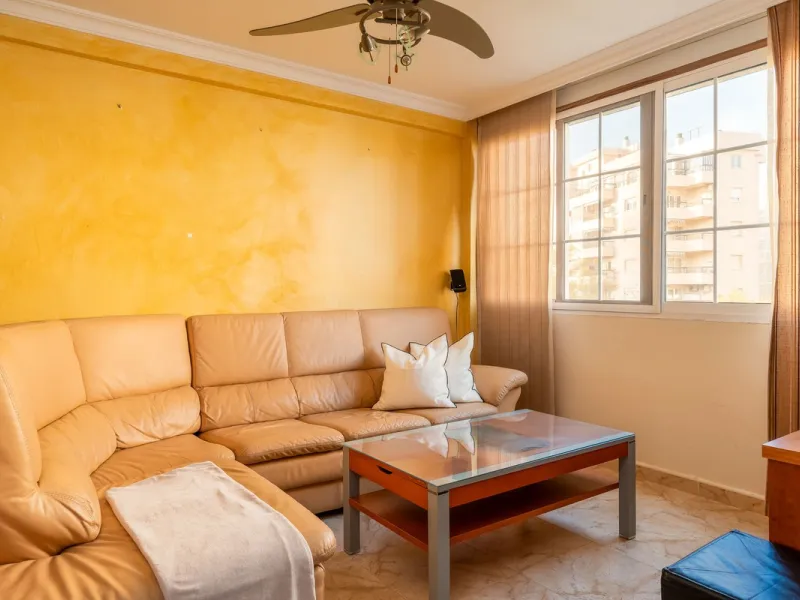 Centrally located apartment in Fuengirola with terrace and tourist license – an ideal investment.