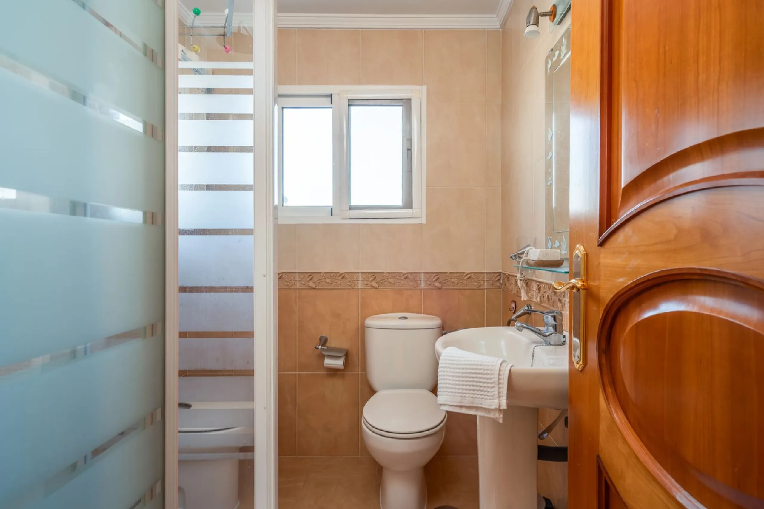 Centrally located apartment in Fuengirola with terrace and tourist license – an ideal investment.