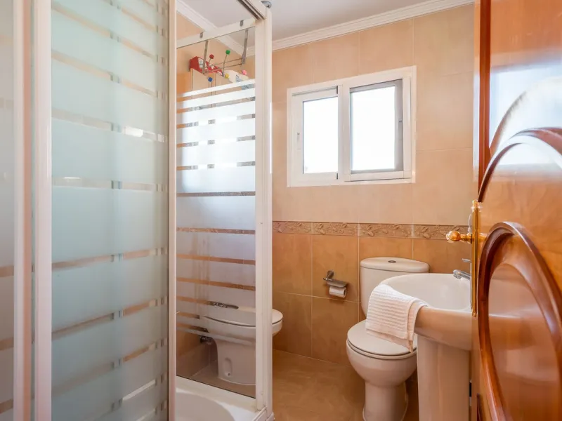 Centrally located apartment in Fuengirola with terrace and tourist license – an ideal investment.