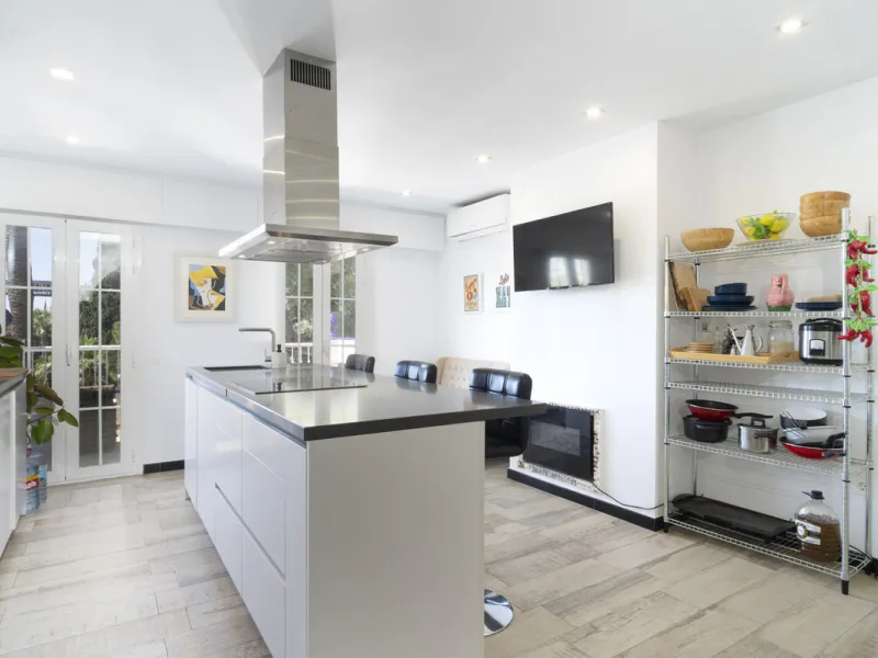 Discover this elegant 4-floor, 2-bedroom townhouse perfectly situated in one of Nueva Andalucía's most sought-after locations. Just steps away from the Puerto Banús Casino and within easy walking distance of all essential services, this property offers th