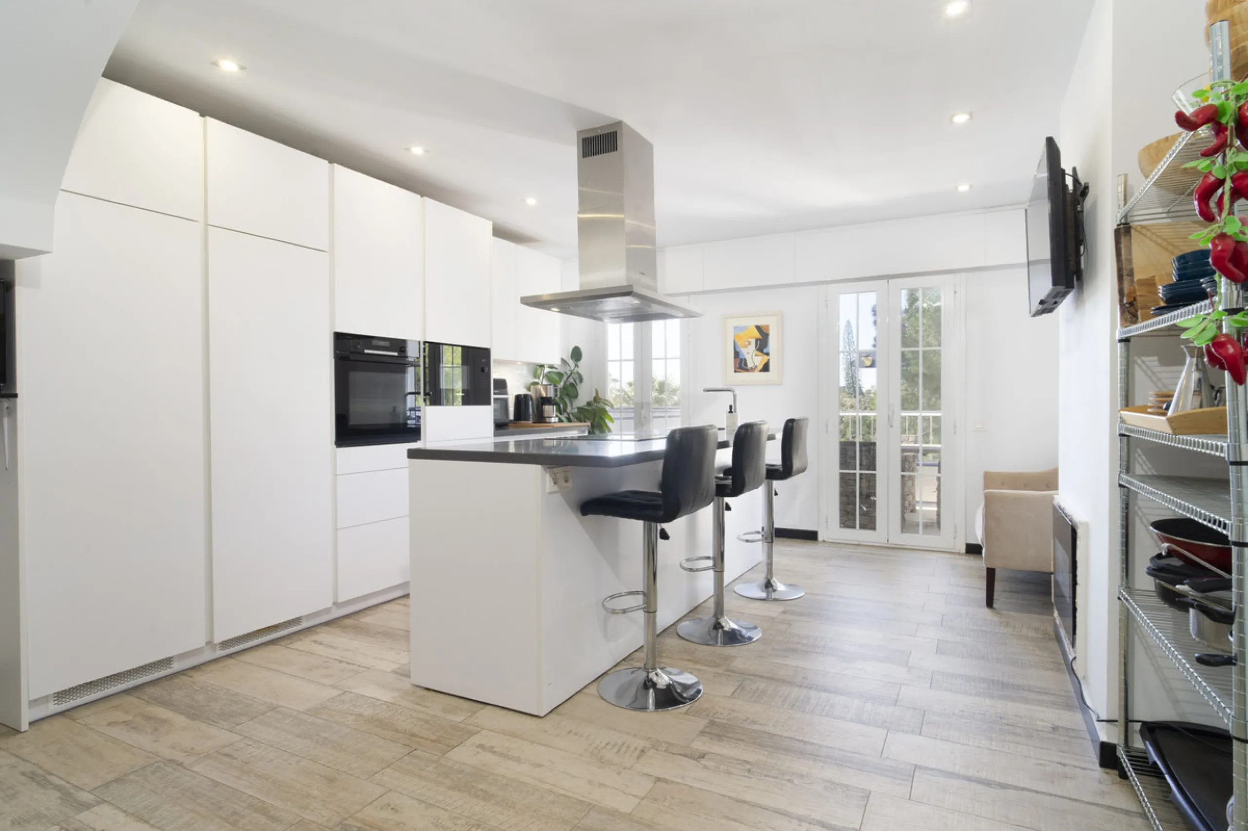 Discover this elegant 4-floor, 2-bedroom townhouse perfectly situated in one of Nueva Andalucía's most sought-after locations. Just steps away from the Puerto Banús Casino and within easy walking distance of all essential services, this property offers th