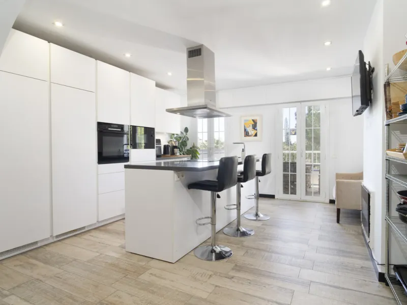 Discover this elegant 4-floor, 2-bedroom townhouse perfectly situated in one of Nueva Andalucía's most sought-after locations. Just steps away from the Puerto Banús Casino and within easy walking distance of all essential services, this property offers th