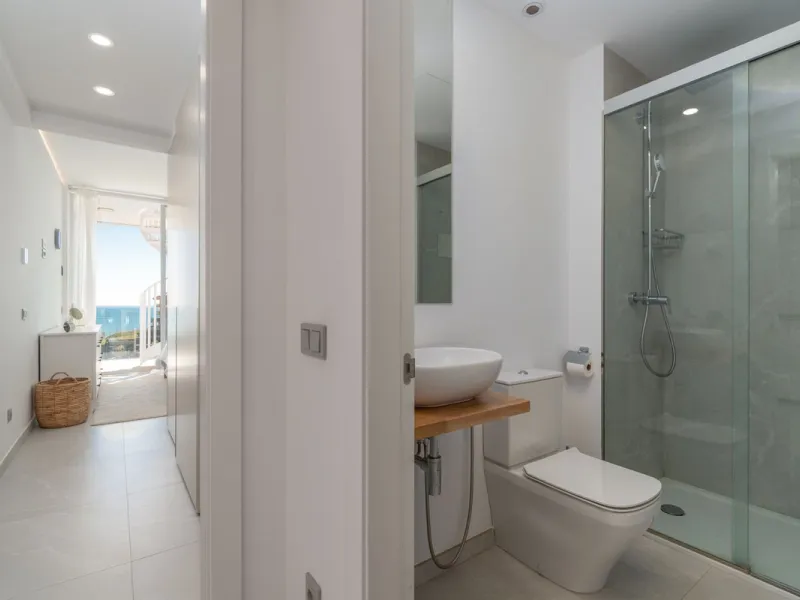 Modernes Haus in der begehrten Gegend Higuerón mit großer Dachterrasse und Whirlpool