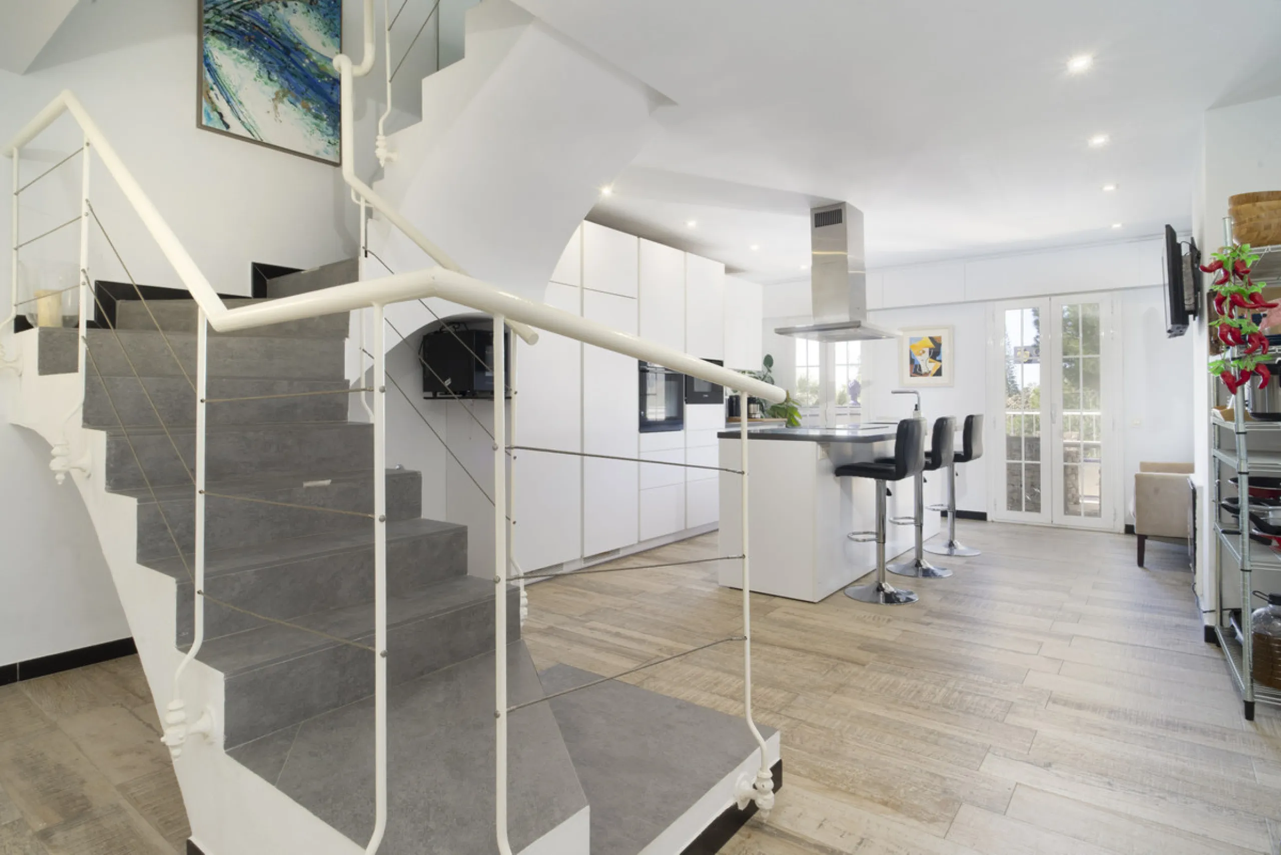 Discover this elegant 4-floor, 2-bedroom townhouse perfectly situated in one of Nueva Andalucía's most sought-after locations. Just steps away from the Puerto Banús Casino and within easy walking distance of all essential services, this property offers th