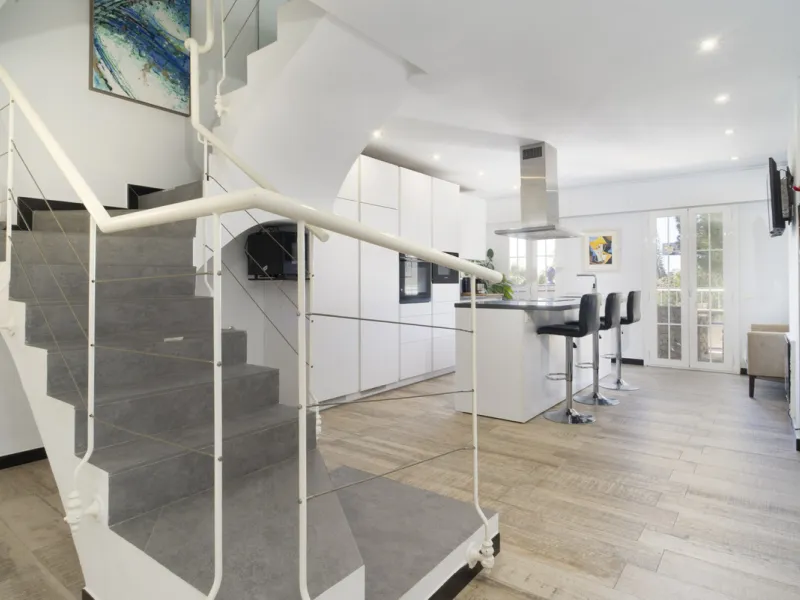 Discover this elegant 4-floor, 2-bedroom townhouse perfectly situated in one of Nueva Andalucía's most sought-after locations. Just steps away from the Puerto Banús Casino and within easy walking distance of all essential services, this property offers th