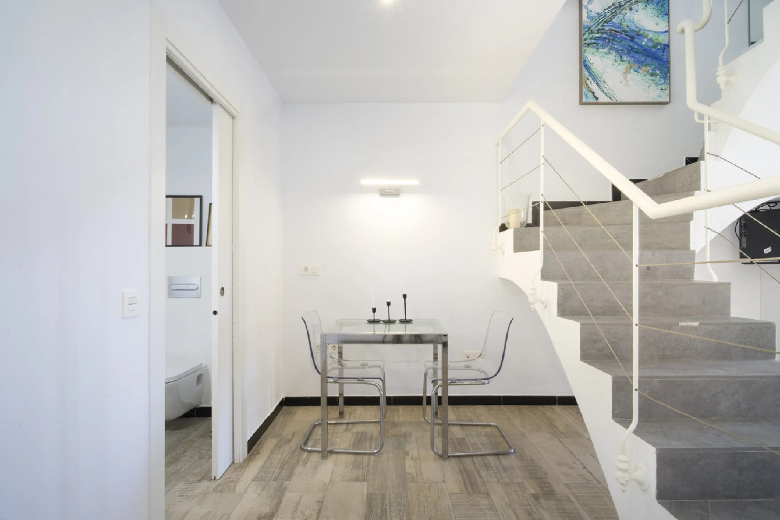 Discover this elegant 4-floor, 2-bedroom townhouse perfectly situated in one of Nueva Andalucía's most sought-after locations. Just steps away from the Puerto Banús Casino and within easy walking distance of all essential services, this property offers th