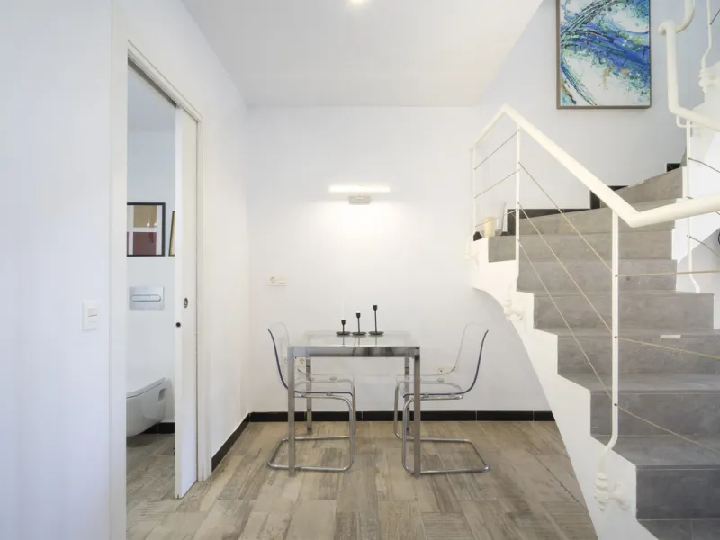 Discover this elegant 4-floor, 2-bedroom townhouse perfectly situated in one of Nueva Andalucía's most sought-after locations. Just steps away from the Puerto Banús Casino and within easy walking distance of all essential services, this property offers th