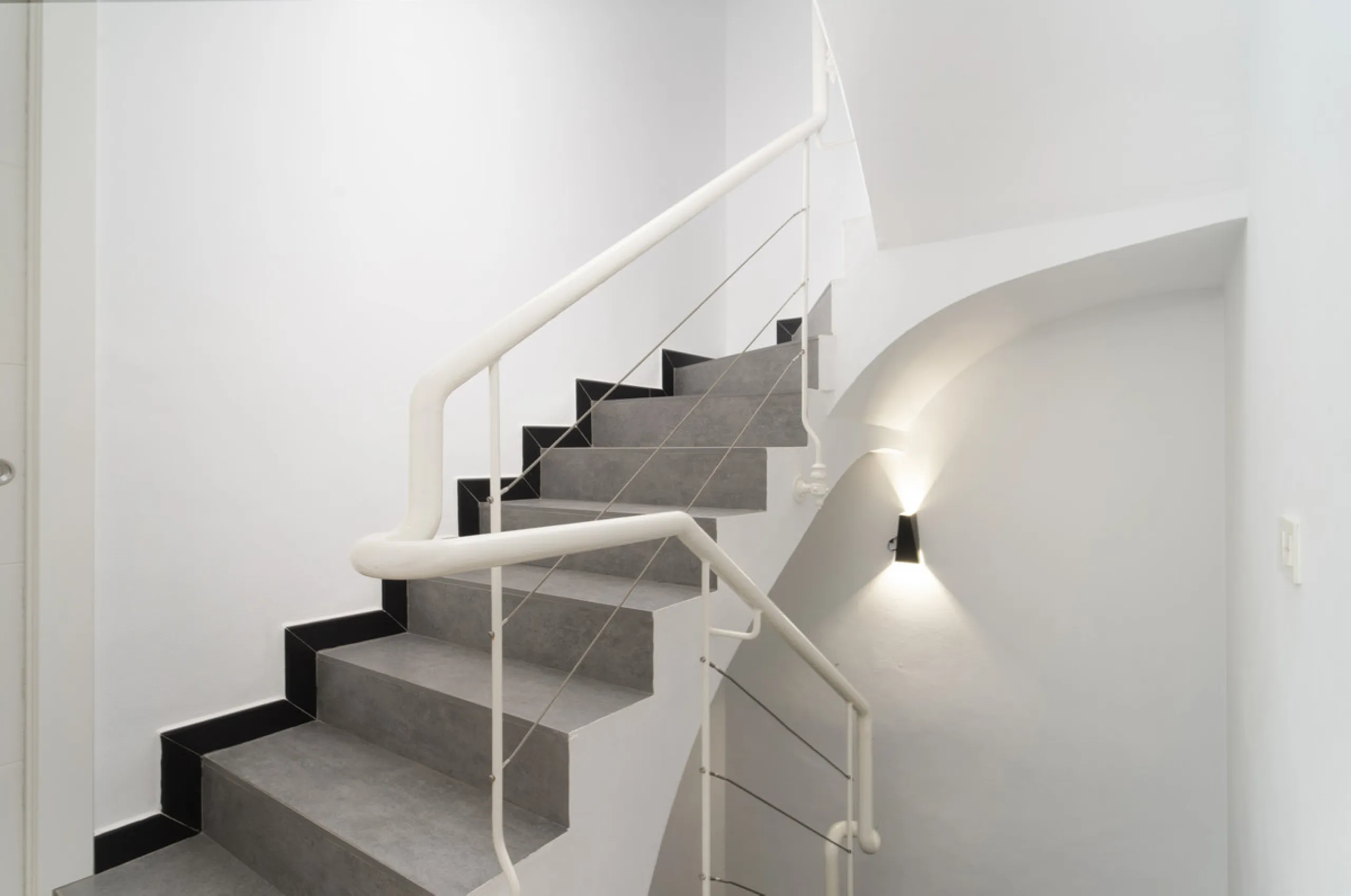 Discover this elegant 4-floor, 2-bedroom townhouse perfectly situated in one of Nueva Andalucía's most sought-after locations. Just steps away from the Puerto Banús Casino and within easy walking distance of all essential services, this property offers th