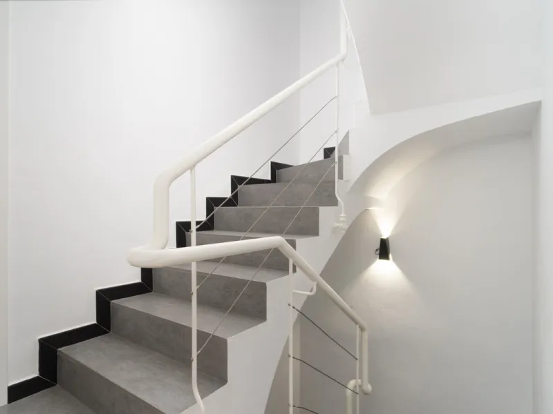 Discover this elegant 4-floor, 2-bedroom townhouse perfectly situated in one of Nueva Andalucía's most sought-after locations. Just steps away from the Puerto Banús Casino and within easy walking distance of all essential services, this property offers th