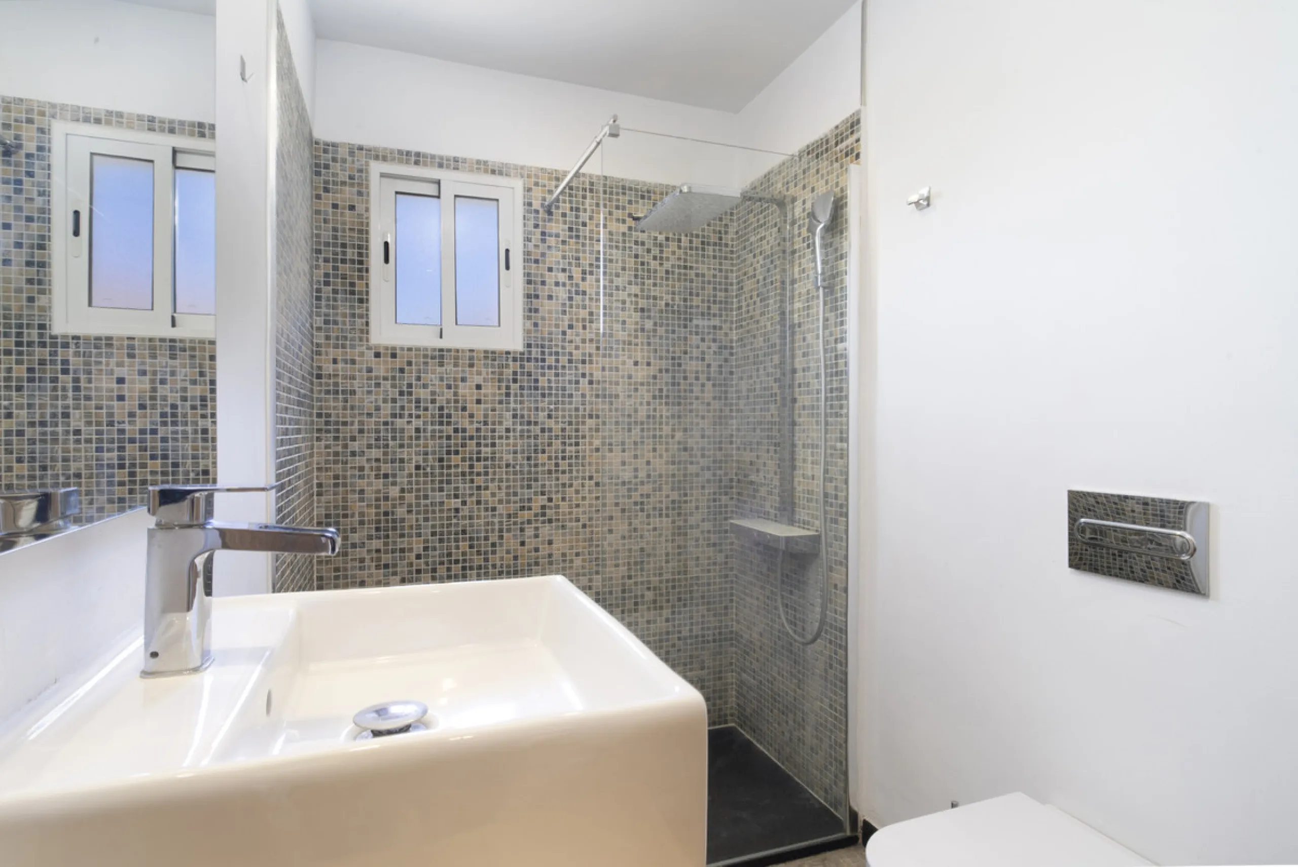 Discover this elegant 4-floor, 2-bedroom townhouse perfectly situated in one of Nueva Andalucía's most sought-after locations. Just steps away from the Puerto Banús Casino and within easy walking distance of all essential services, this property offers th