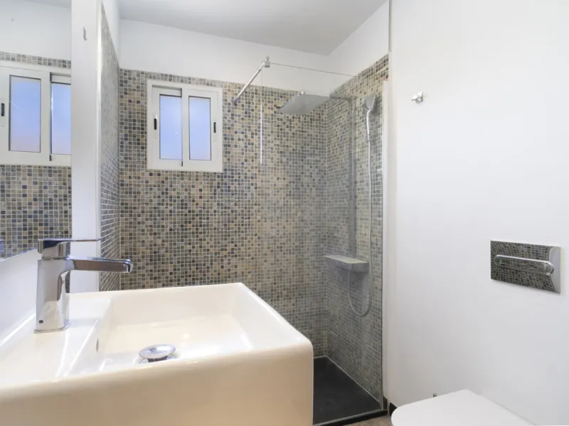 Discover this elegant 4-floor, 2-bedroom townhouse perfectly situated in one of Nueva Andalucía's most sought-after locations. Just steps away from the Puerto Banús Casino and within easy walking distance of all essential services, this property offers th