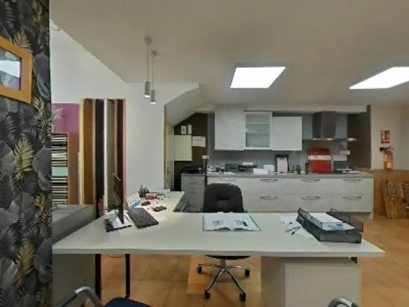 ???? Move-in Ready! Strategic Business Opportunity in Camino de la Térmica, Málaga