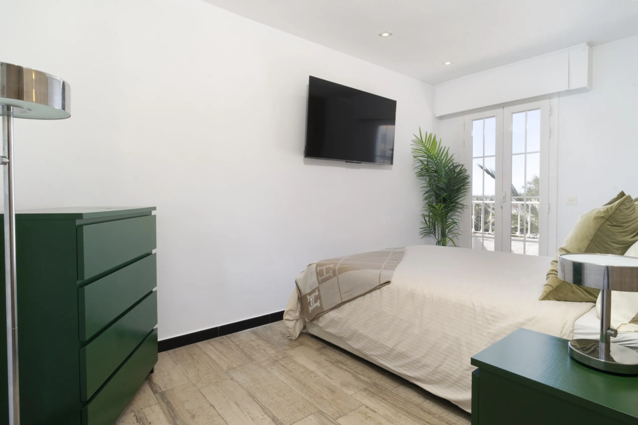 Discover this elegant 4-floor, 2-bedroom townhouse perfectly situated in one of Nueva Andalucía's most sought-after locations. Just steps away from the Puerto Banús Casino and within easy walking distance of all essential services, this property offers th
