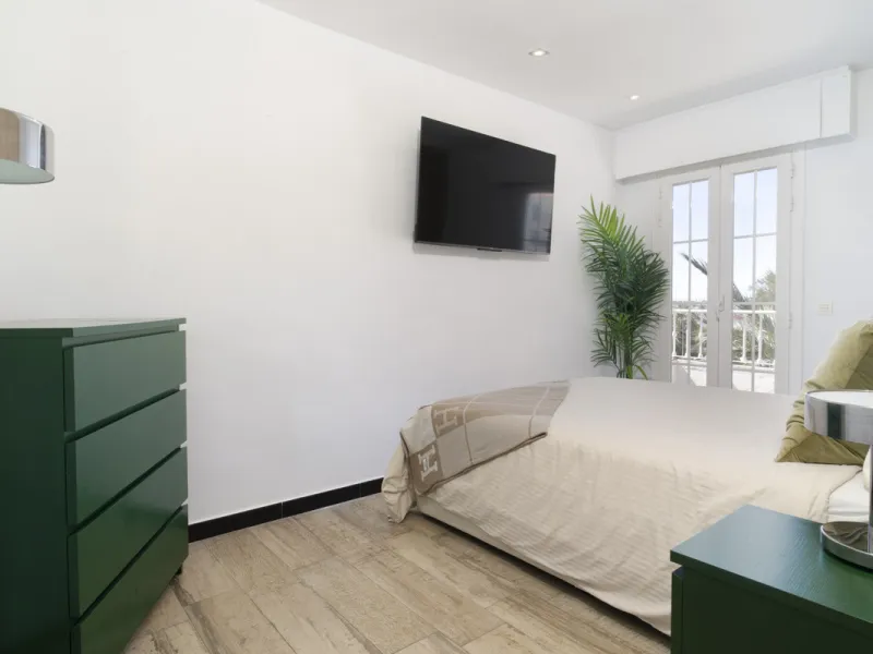 Discover this elegant 4-floor, 2-bedroom townhouse perfectly situated in one of Nueva Andalucía's most sought-after locations. Just steps away from the Puerto Banús Casino and within easy walking distance of all essential services, this property offers th