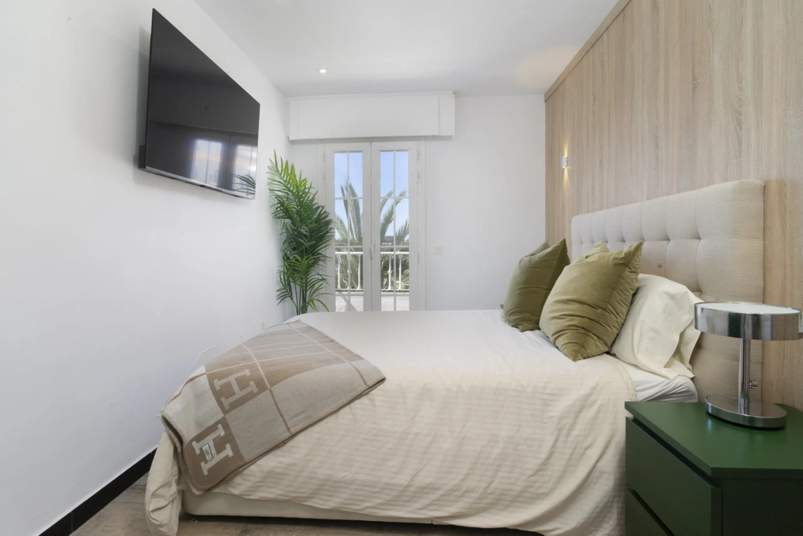 Discover this elegant 4-floor, 2-bedroom townhouse perfectly situated in one of Nueva Andalucía's most sought-after locations. Just steps away from the Puerto Banús Casino and within easy walking distance of all essential services, this property offers th