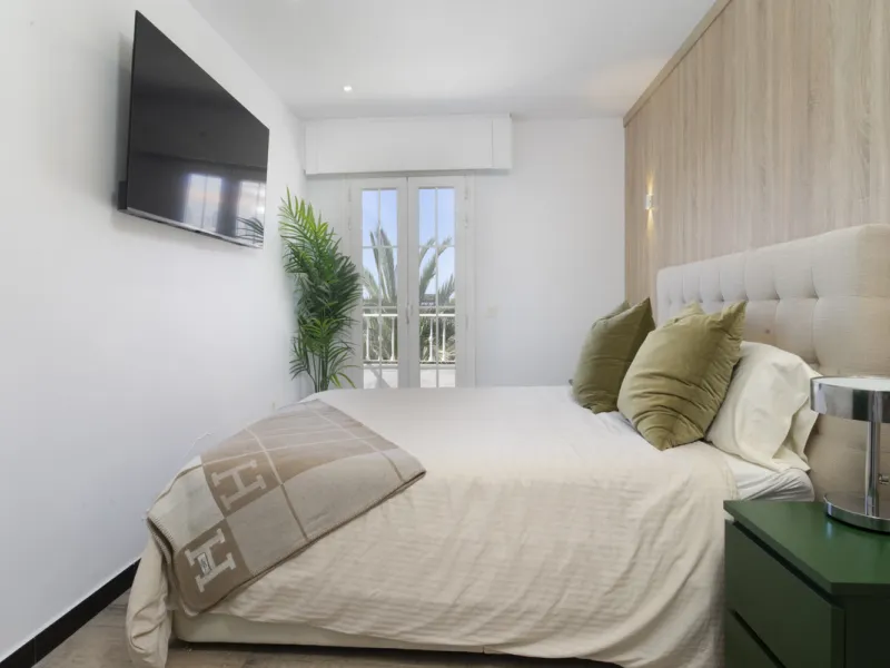 Discover this elegant 4-floor, 2-bedroom townhouse perfectly situated in one of Nueva Andalucía's most sought-after locations. Just steps away from the Puerto Banús Casino and within easy walking distance of all essential services, this property offers th