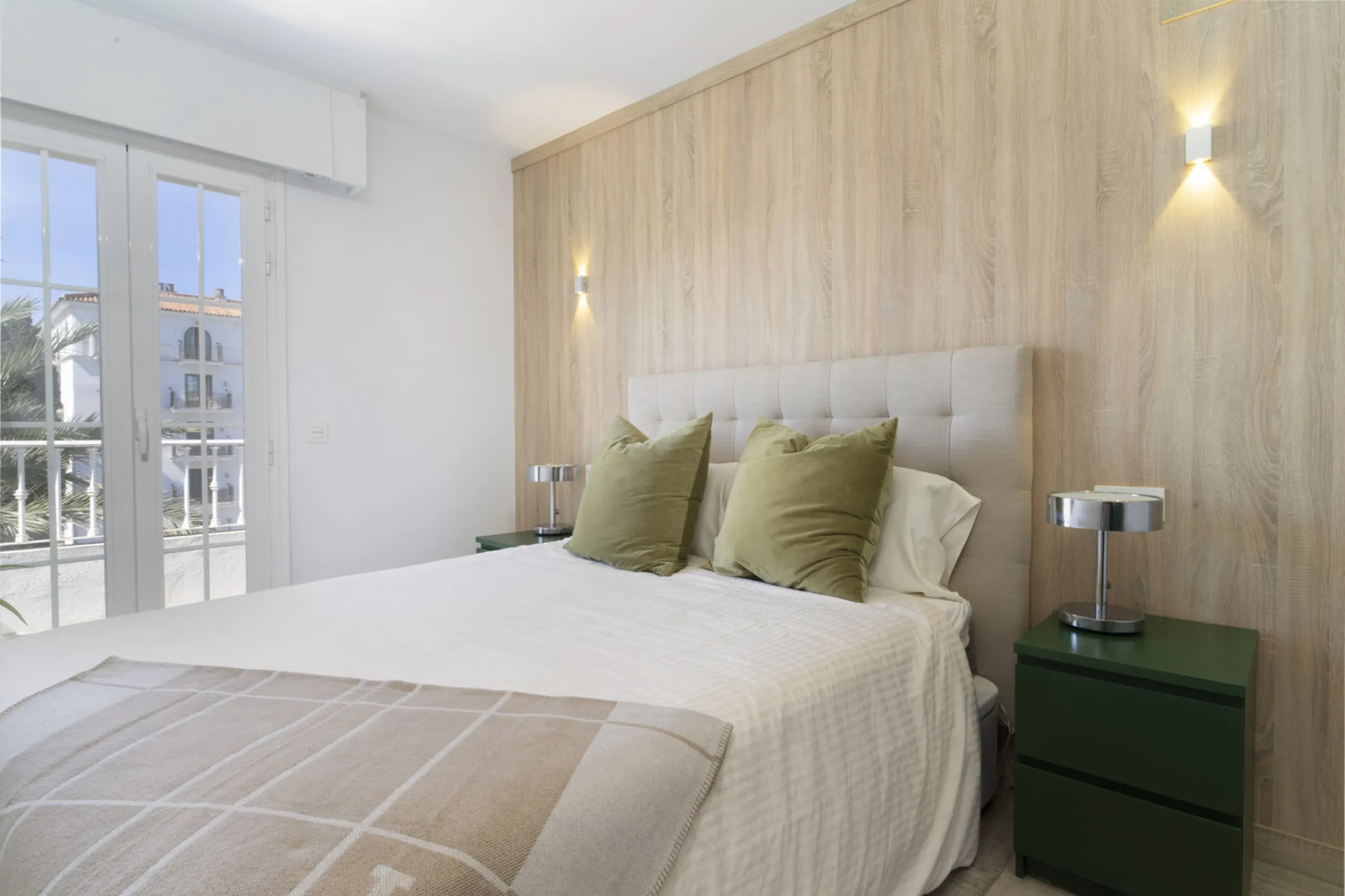 Discover this elegant 4-floor, 2-bedroom townhouse perfectly situated in one of Nueva Andalucía's most sought-after locations. Just steps away from the Puerto Banús Casino and within easy walking distance of all essential services, this property offers th