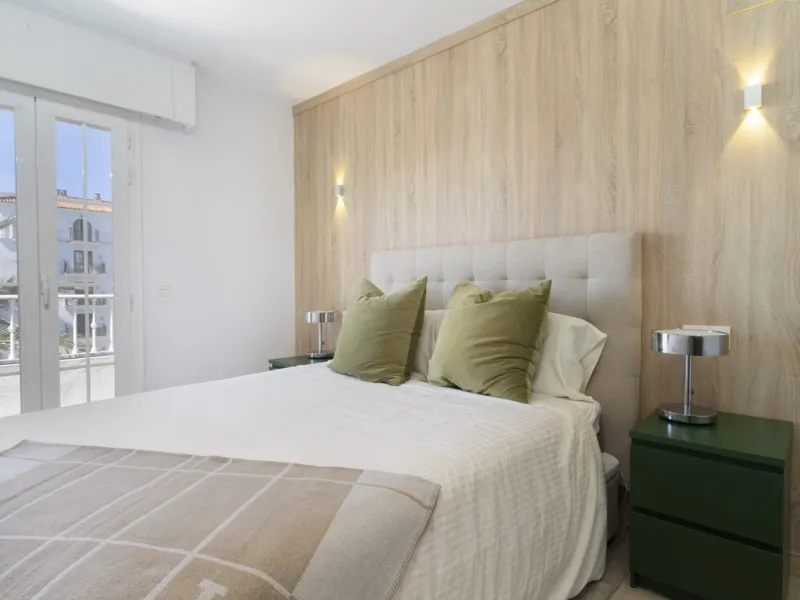Discover this elegant 4-floor, 2-bedroom townhouse perfectly situated in one of Nueva Andalucía's most sought-after locations. Just steps away from the Puerto Banús Casino and within easy walking distance of all essential services, this property offers th