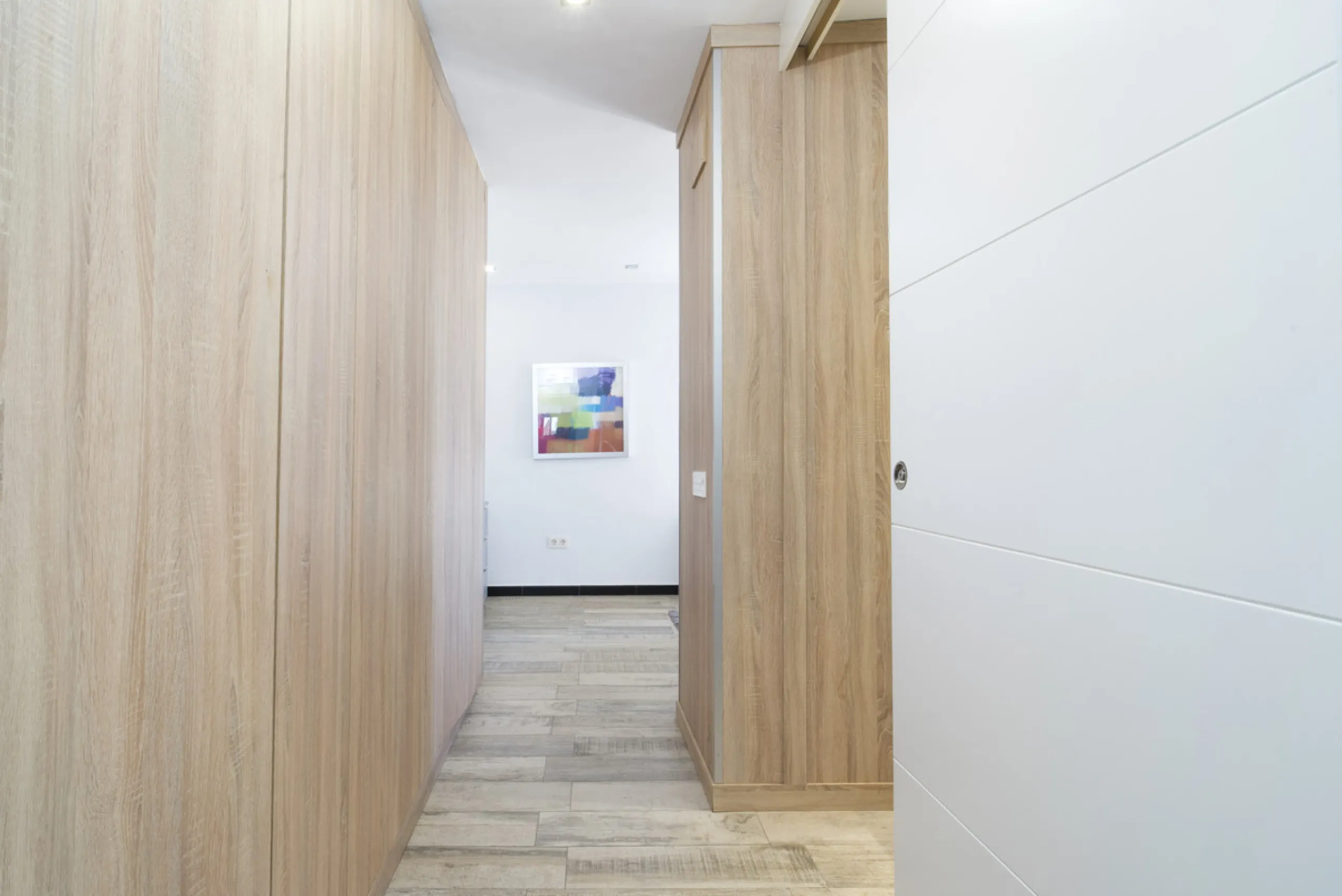 Discover this elegant 4-floor, 2-bedroom townhouse perfectly situated in one of Nueva Andalucía's most sought-after locations. Just steps away from the Puerto Banús Casino and within easy walking distance of all essential services, this property offers th